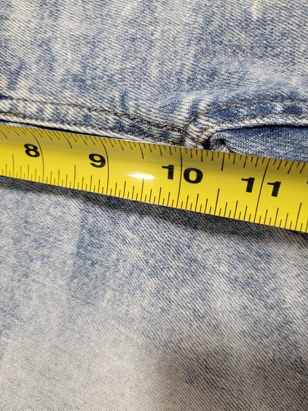 Women’s Light Wash Distressed Boyfriend Jeans - Picture 6 of 7